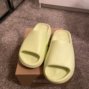 Men’s Yellow Yeezy Slides Size 9.